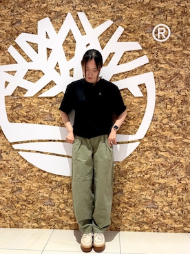 「Timberland（ティンバーランド）のメンズ 半袖 ウーブン バッジ Tシャツ（Tシャツ/カットソー、ブラック系）」を使った、玲奈(Rena)さん（レディース・161cm）の春コーディネート