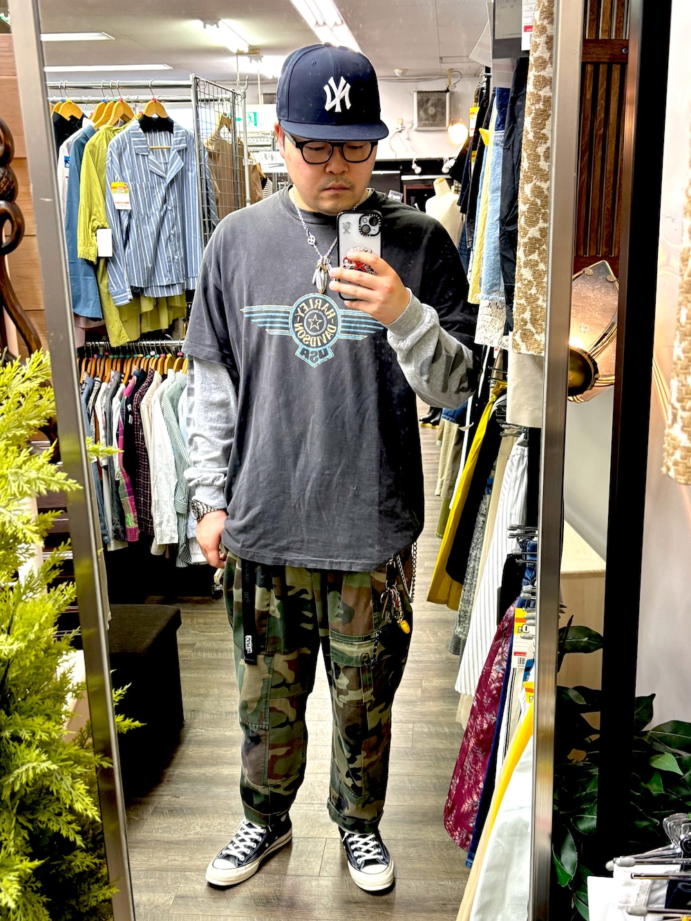 ブラック系のTシャツ/カットソー、その他のカーゴパンツ、ブラック系のスニーカーを着用したメンズの夏コーディネートの1枚目の写真