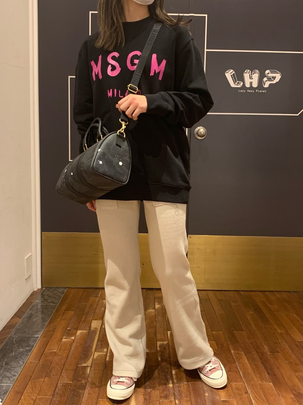 「ファッションの力を信じよう、B2nd、B2nd名古屋、リブパンツ、ラクチンコーデ、スウェット、カモフラ、大人カジュアル、パンツスタイル、秋コーデ」｜「AULA AILAのAULA AILA（アウラ アイラ）別注リブパンツ（その他パンツ、ホワイト系）」を使った、ayakaさん（レディース・160cm）の秋コーディネートの1枚目の写真