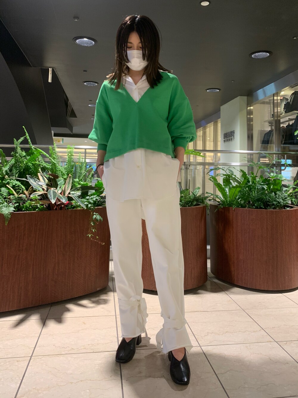 「ファッションの力を信じよう、B2nd、B2nd横浜、春、春コーデ、オトナカジュアル、スウェットパンツ、きれいめカジュアル、大人女子、白、グリーン、リラックススタイル、スウェット、Vネック」｜「ToironierのToironier(トワロニエ )　2WAYスウェットパンツ（スウェットパンツ、ホワイト系）」を使った、ayakaさん（レディース・163cm）の春コーディネートの1枚目の写真
