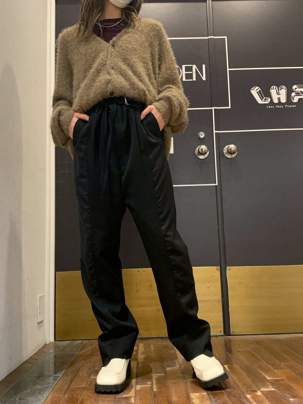 「ファッションの力を信じよう、B2nd、B2nd名古屋、パンツスタイル、スラックス、あったかコーデ、カーディガン、ニット、オトナカジュアル、秋冬コーデ」｜「DISCOVEREDのアイテム（パンツ、ブラック系）」を使った、ayakaさん（レディース・160cm）の秋コーディネートの1枚目の写真