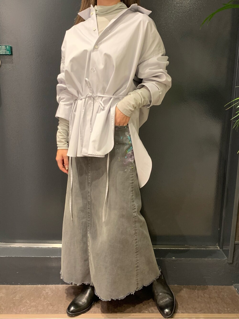 シルバー系のシャツ/ブラウス、グレー系のデニムスカート、グリーン系のTシャツ/カットソーを着用したレディースの夏コーディネートの1枚目の写真