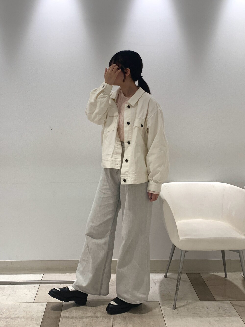 ブラック系のローファーを着用したレディースの春コーディネートの1枚目の写真