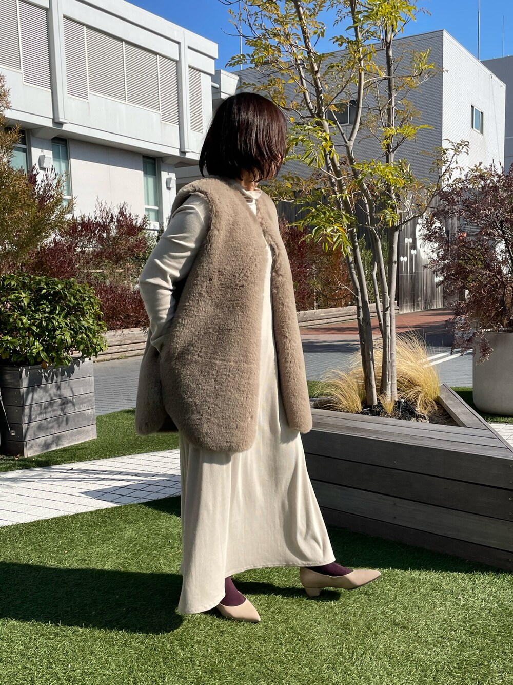 ベージュ系のパンプスを着用したレディースの冬コーディネートの1枚目の写真