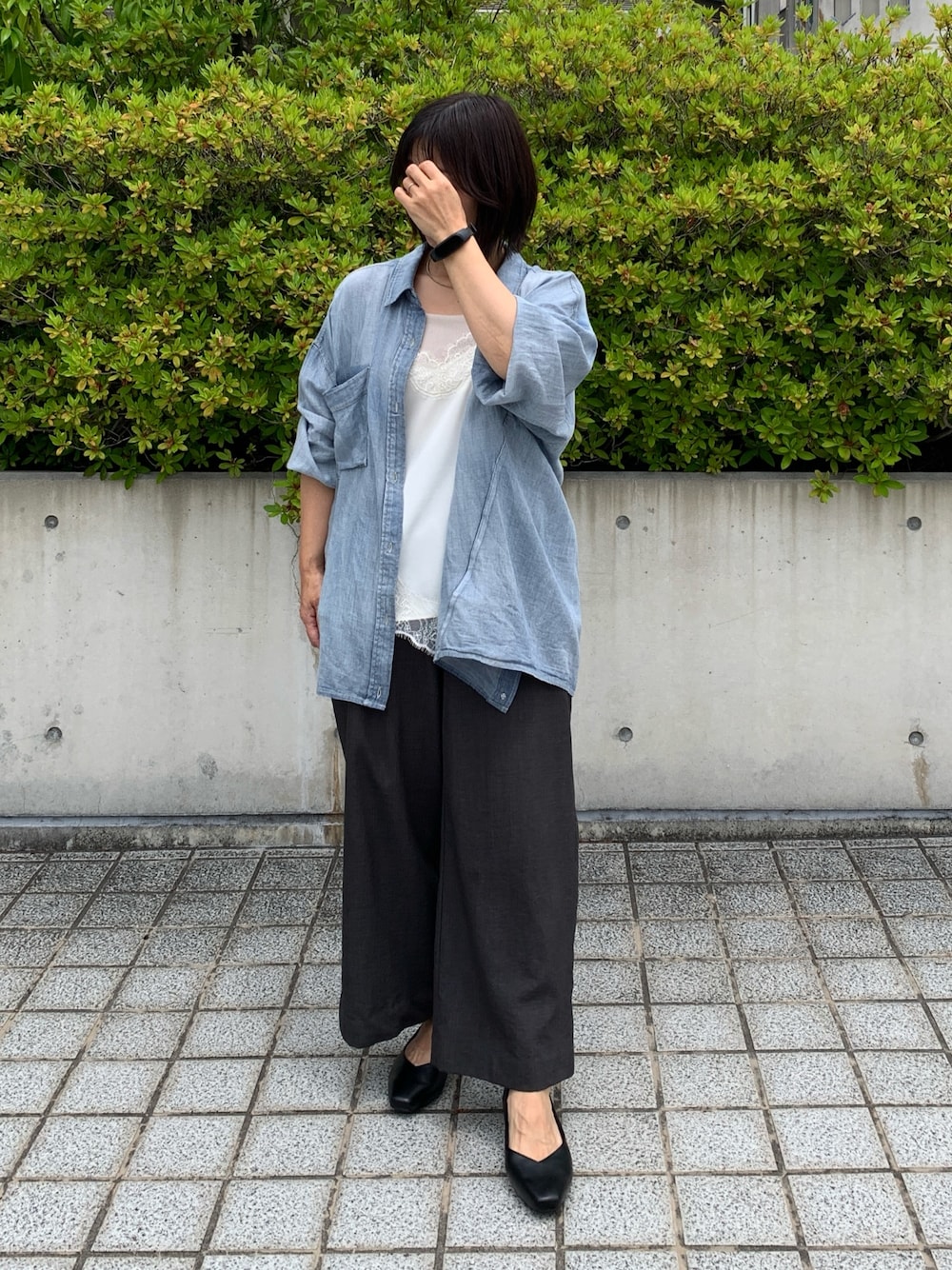 ブラック系のレインシューズを着用したレディースの夏コーディネートの1枚目の写真