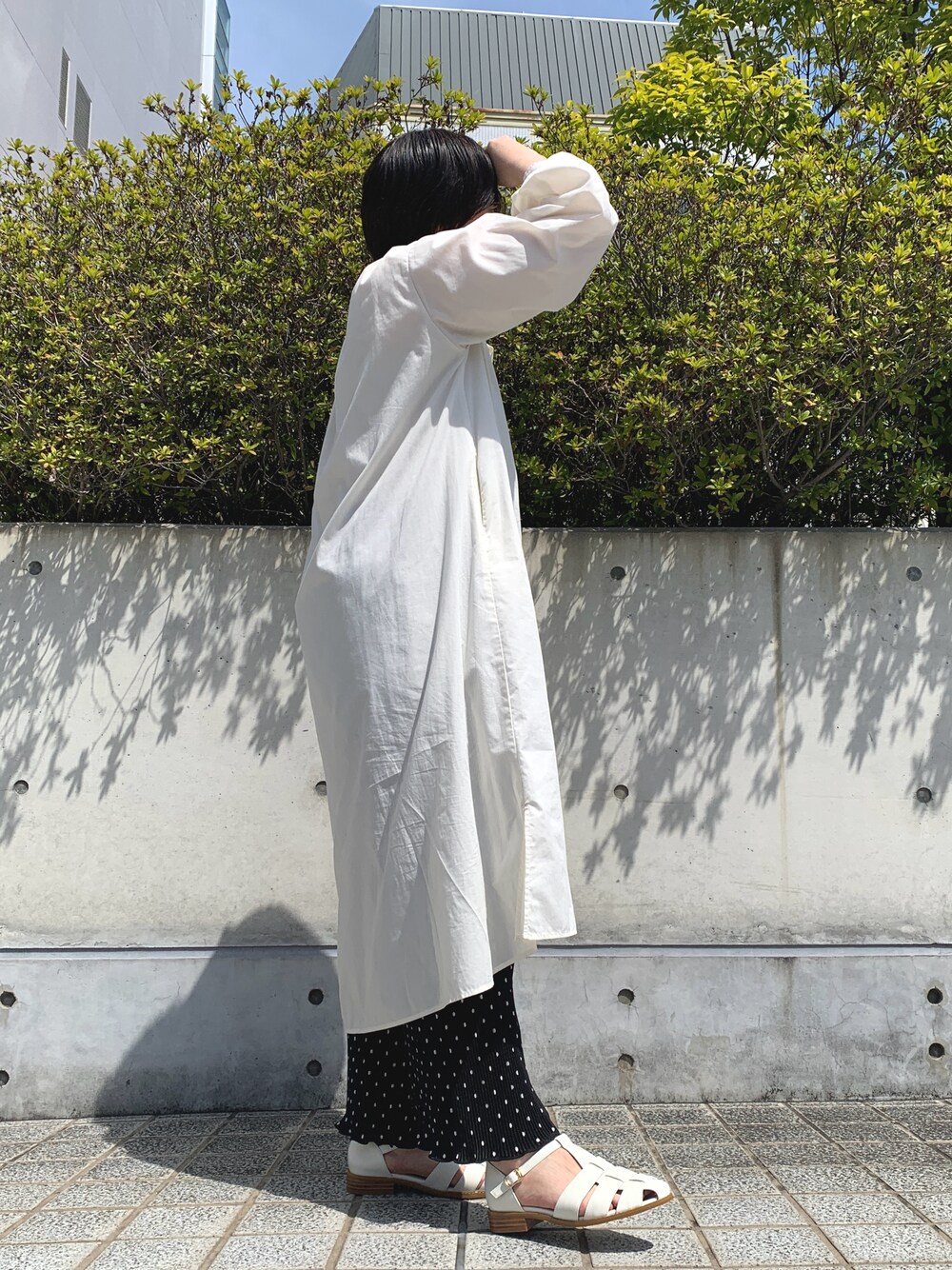 ホワイト系のサンダルを着用したレディースの春コーディネートの1枚目の写真