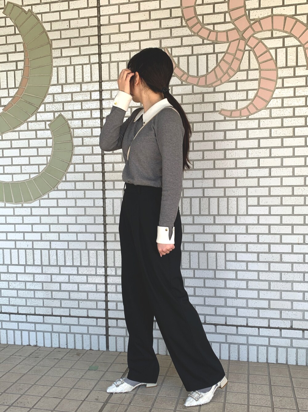 ホワイト系のパンプスを着用したレディースの春コーディネートの1枚目の写真