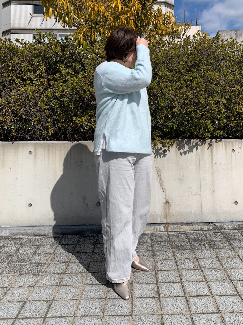 シルバー系のパンプスを着用したレディースの春コーディネートの1枚目の写真