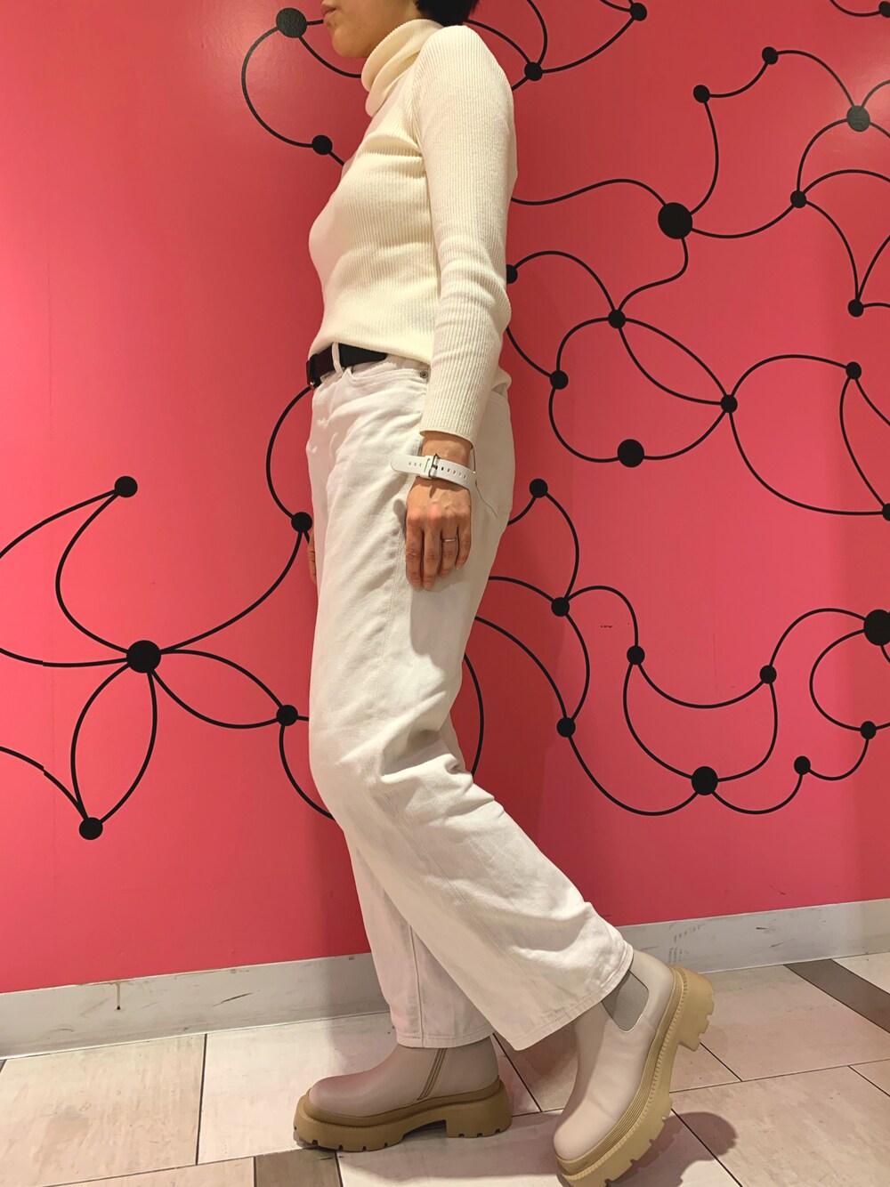 ホワイト系のブーツを着用したレディースの秋コーディネートの1枚目の写真