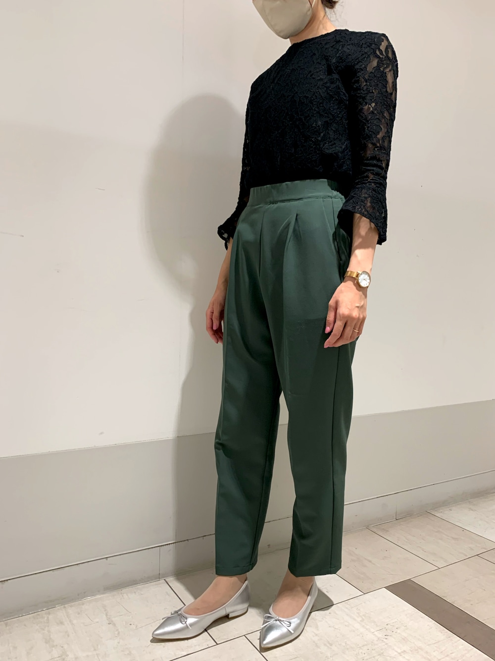 シルバー系のバレエシューズを着用したレディースの春コーディネートの1枚目の写真