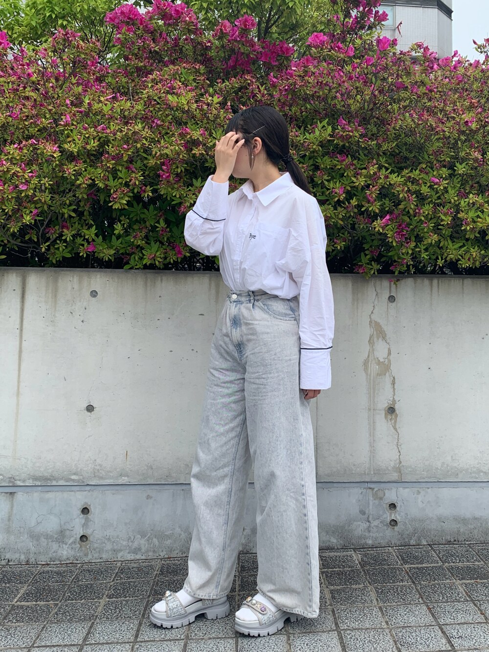 グレー系のサンダルを着用したレディースの春コーディネートの1枚目の写真