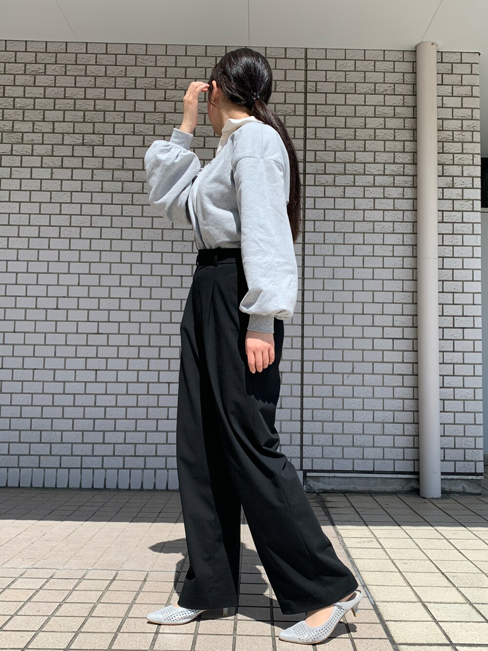 グレー系のパンプスを着用したレディースの春コーディネートの1枚目の写真