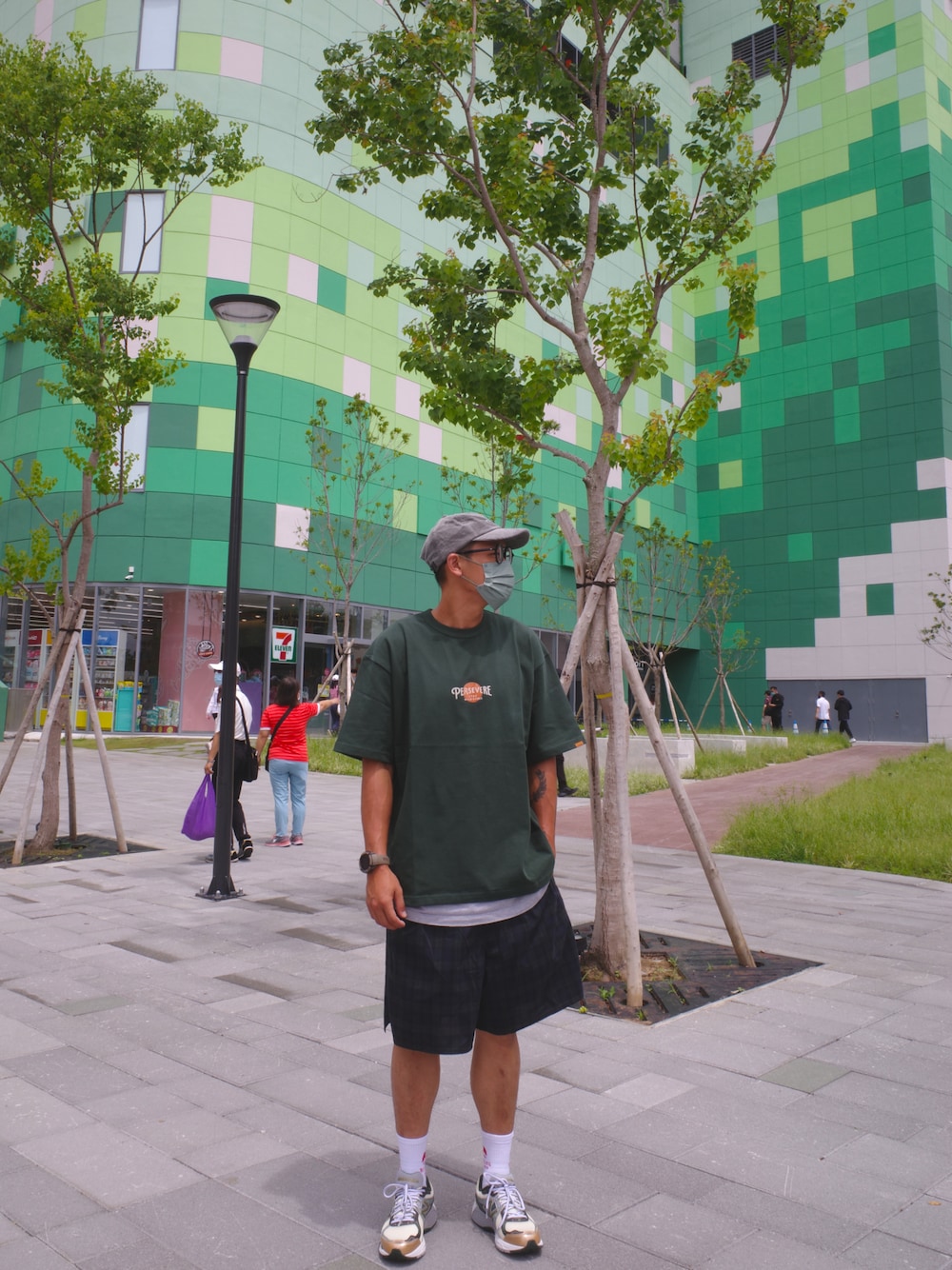 「persevereのアイテム（Tシャツ/カットソー、グリーン系）」を使った、ikea51225さん（メンズ・176cm）の夏コーディネートの1枚目の写真