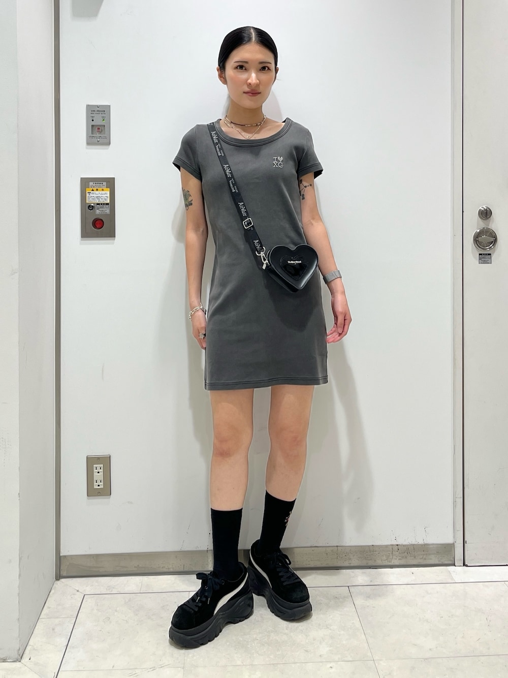 ブラック系のワンピース、その他のソックス/靴下を着用したレディースの夏コーディネートの1枚目の写真