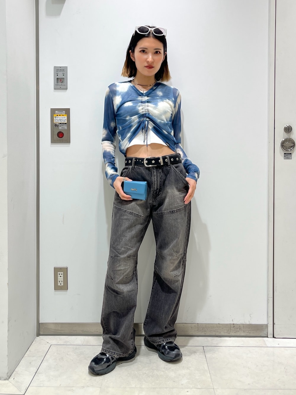 「X-girlのPANELED DENIM PANTS（デニムパンツ、ブラック系）」を使った、RIN KAGWAさん（骨格ウェーブ・レディース・155cm）の春コーディネートの1枚目の写真