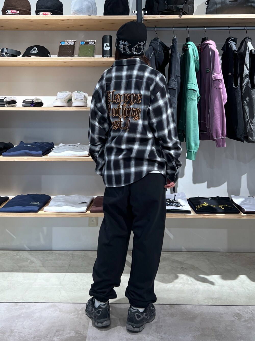 「ニット、シャツスタイル、チェック、Tシャツ、ロンT、パンツスタイル、スウェット、スウェットパンツ、秋コーデ」｜「XLARGEのRHINESTONE LOGO KNIT CAP（ニットキャップ/ビーニー、ブラック系）」を使った、Hinakoさん（レディース・165cm）の秋コーディネートの1枚目の写真