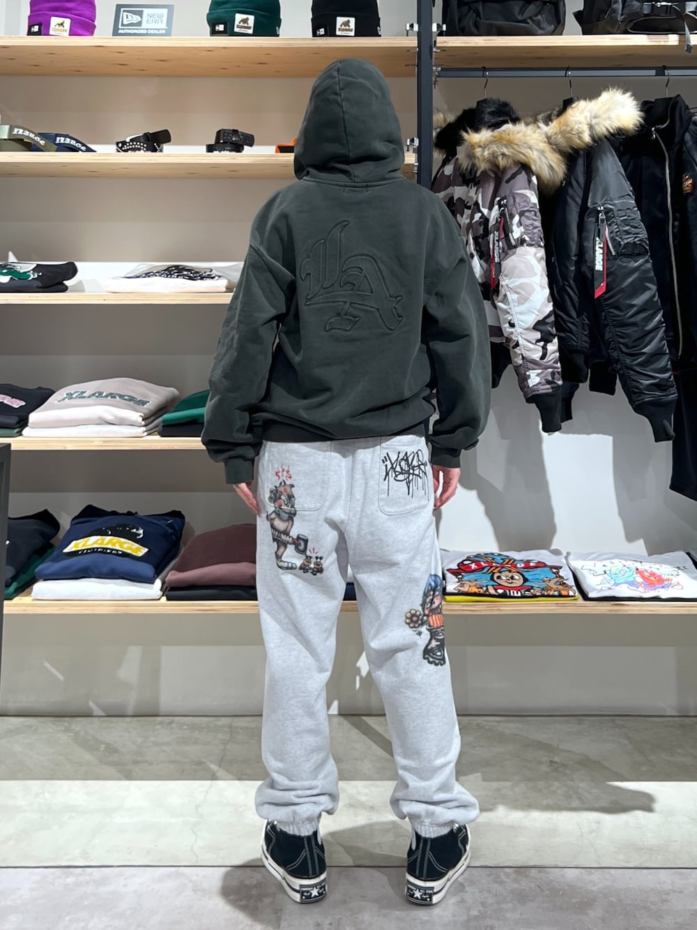 「秋冬コーデ、着回しコーデ、冬のコーデ、ストリート、ラクチンコーデ、パンツスタイル、パンツ、スウェット、スウェットパンツ、ootd、パーカー」｜「XLARGEのPIGMENT DYED EMBOSS LOGO ZIP HOODED SWEAT（パーカー、ブラック系）」を使った、Hinakoさん（レディース・165cm）の冬コーディネートの1枚目の写真