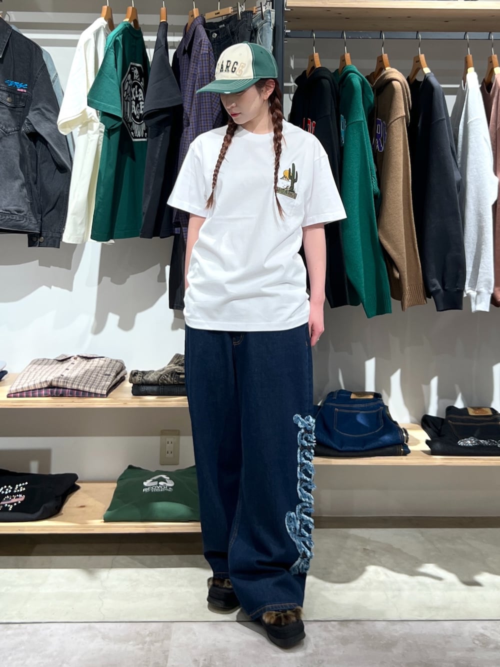 「キャップ、Tシャツ、カラーコーデ、パンツスタイル、パンツ、デニム、デニムパンツ、春コーデ、春、ootd、outfit」｜「XLARGEのDAMAGED 6PANEL CAP（キャップ、グリーン系）」を使った、Hinakoさん（レディース・165cm）の春コーディネートの1枚目の写真