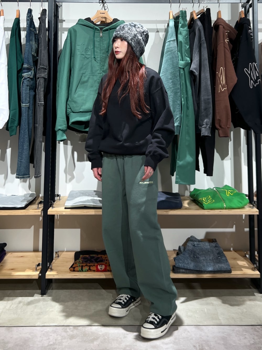 ブラック系のスウェット、グリーン系のスウェットパンツ、グレー系のニットキャップ/ビーニーを着用したレディースの冬コーディネートの1枚目の写真