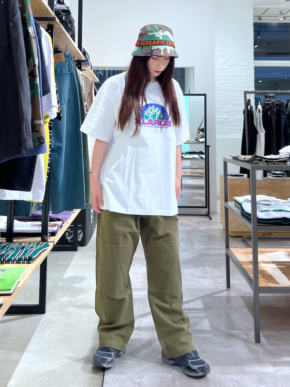 「ハット、夏コーデ、フェススタイル、Tシャツ、パンツスタイル、カラーコーデ、カラーパンツ、ootd、outfit」｜「XLARGEのOLD ENGLISH BUCKET HAT（ハット、その他）」を使った、Hinakoさん（レディース・165cm）の夏コーディネートの1枚目の写真