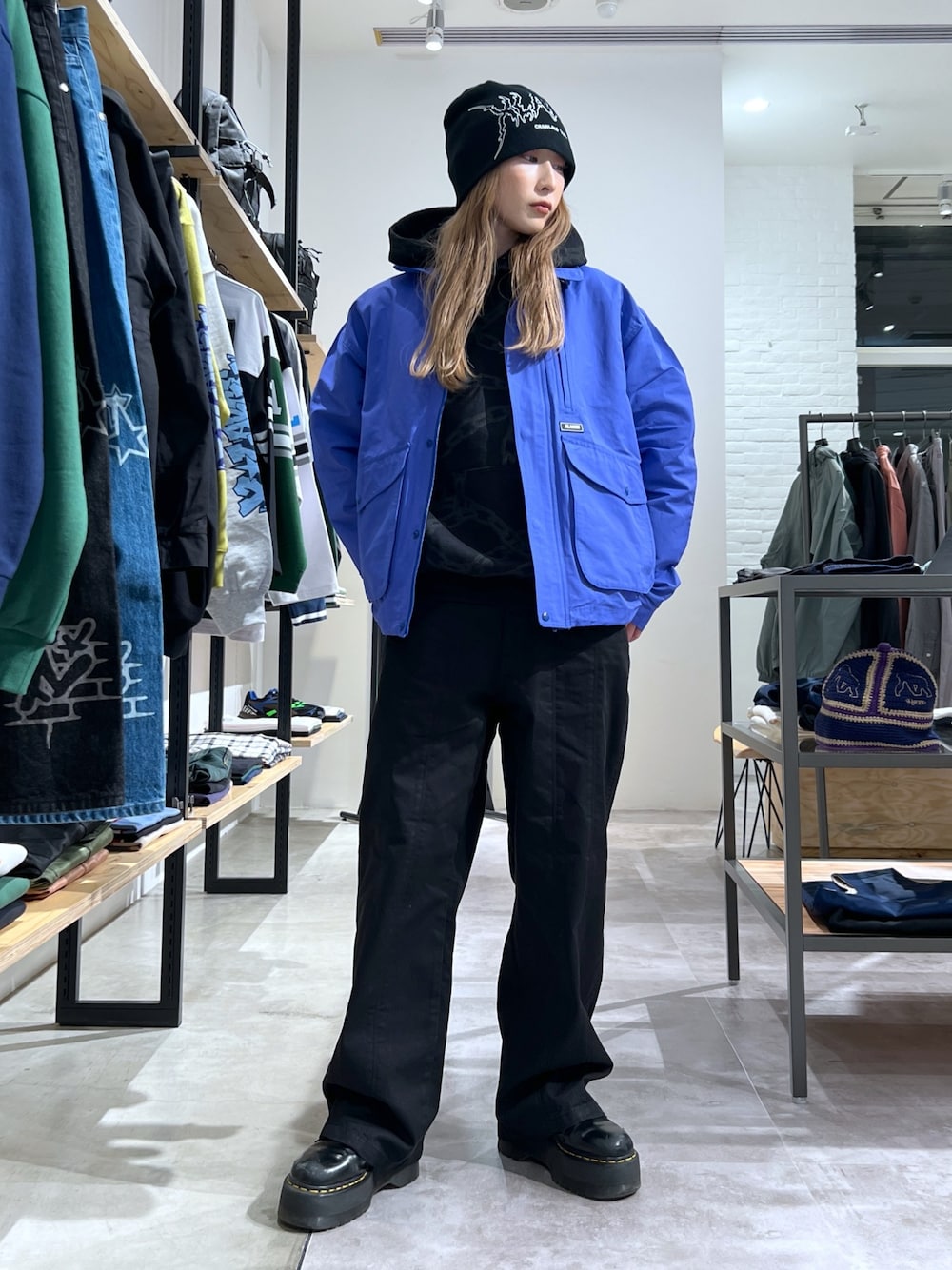 「ニット、パーカー、パンツスタイル、チノパン、ブラック、アウター、ジャケット、ootd」｜「Crawling DeathのXLARGE×Crawling Death SINGLE BEANIE（ニットキャップ/ビーニー、ブラック系）」を使った、Hinakoさん（レディース・165cm）の春コーディネートの1枚目の写真