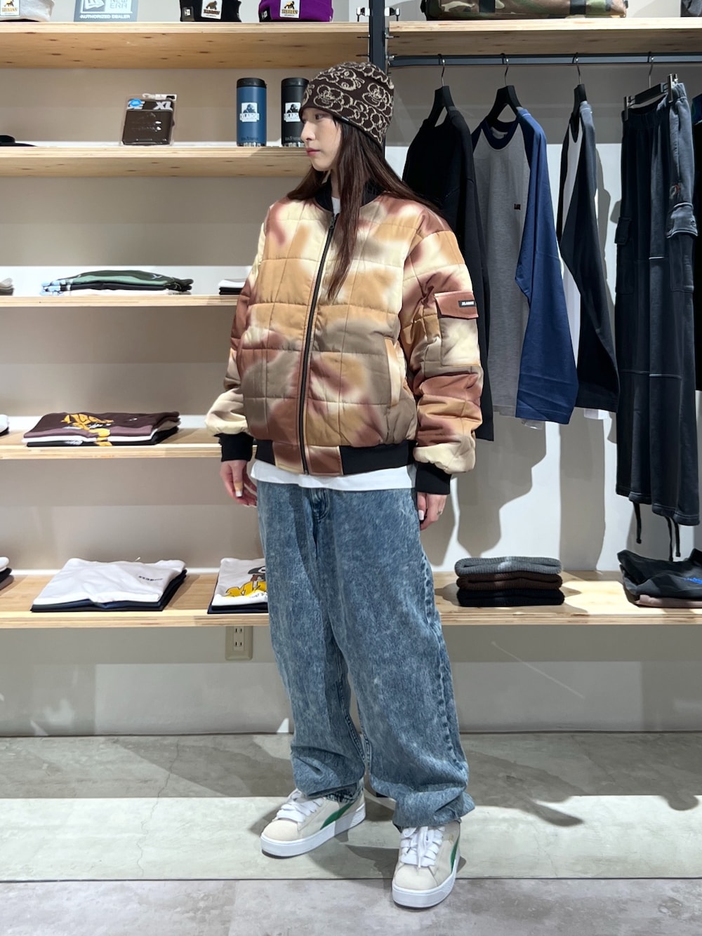 「ニット、アウター、ジャケット、パンツスタイル、デニム、デニムパンツ、Tシャツ、ロンT、ベルト」｜「XLARGEのXL GRAFFITI KNIT CAP（ニットキャップ/ビーニー、ブラウン系）」を使った、Hinakoさん（レディース・165cm）の冬コーディネートの1枚目の写真
