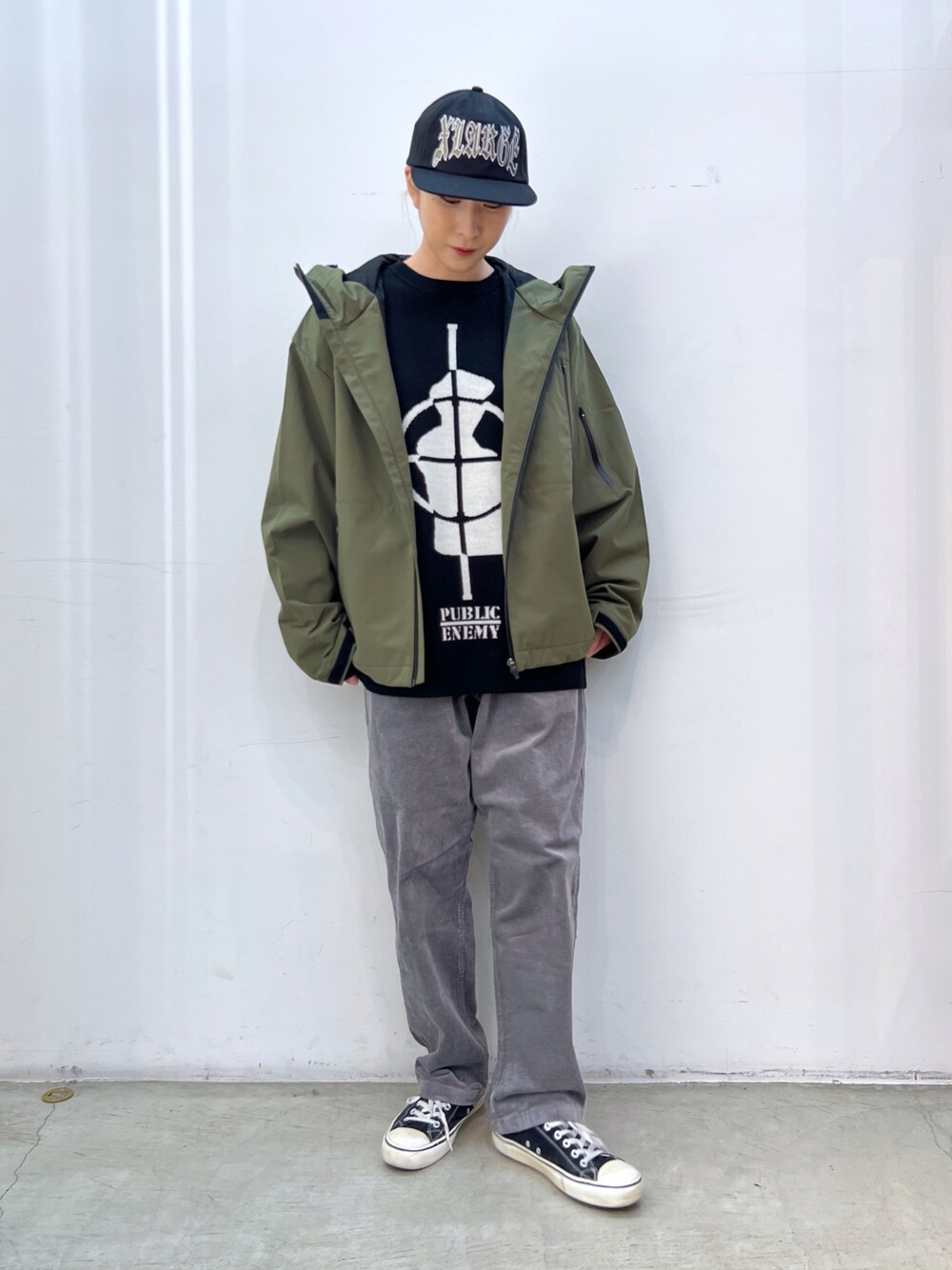 ブラック系のニット/セーター、グリーン系のマウンテンパーカー、グレー系のその他パンツを着用したレディースの秋コーディネートの1枚目の写真