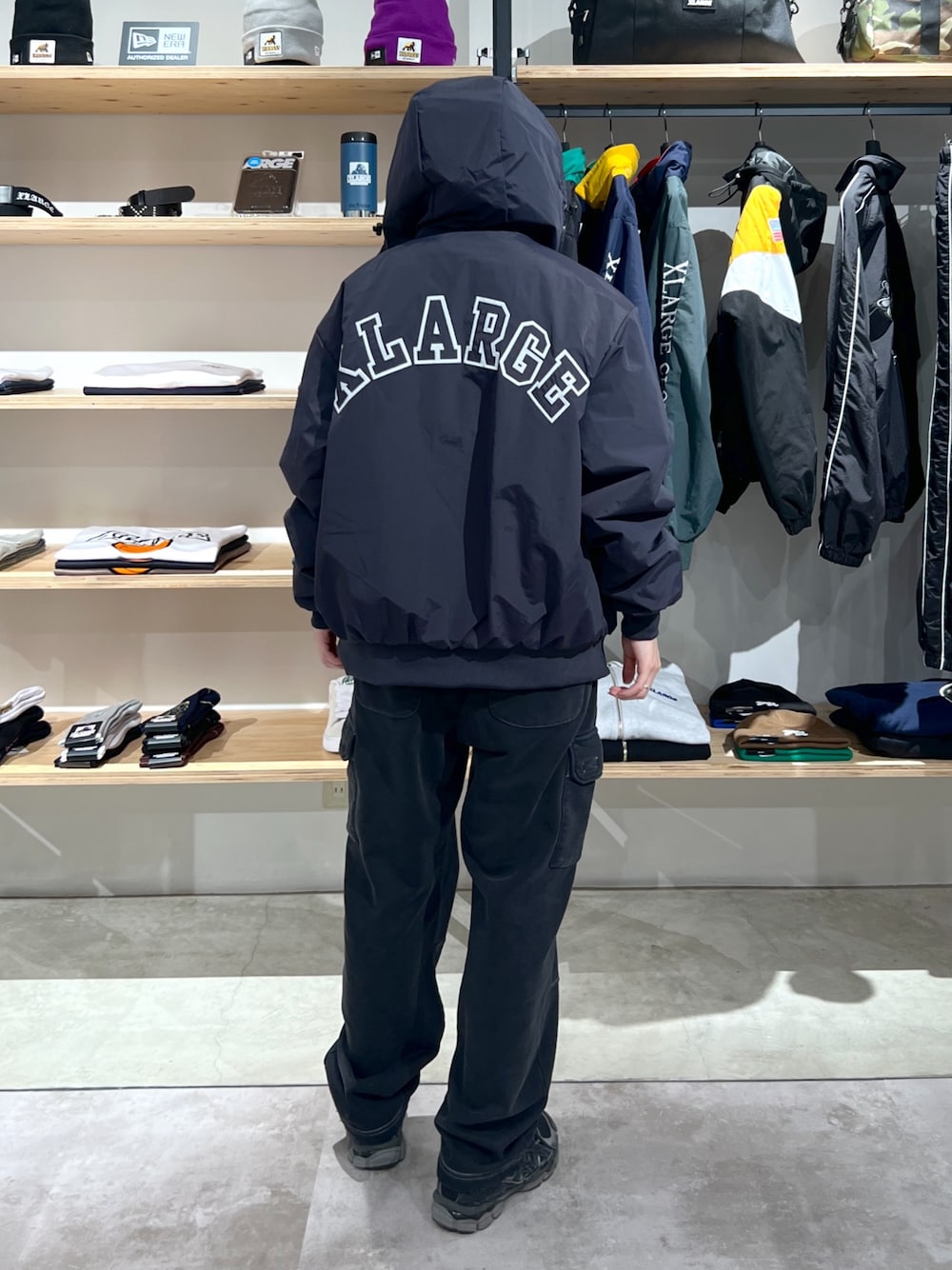 「アウター、ジャケット、Tシャツ、ロンT、パンツスタイル、スウェットパンツ、スウェット、秋冬コーデ、秋コーデ、冬アウター」｜「XLARGEのNYLON PUFFER JACKET（ブルゾン、ブルー系）」を使った、Hinakoさん（レディース・165cm）の秋コーディネートの1枚目の写真