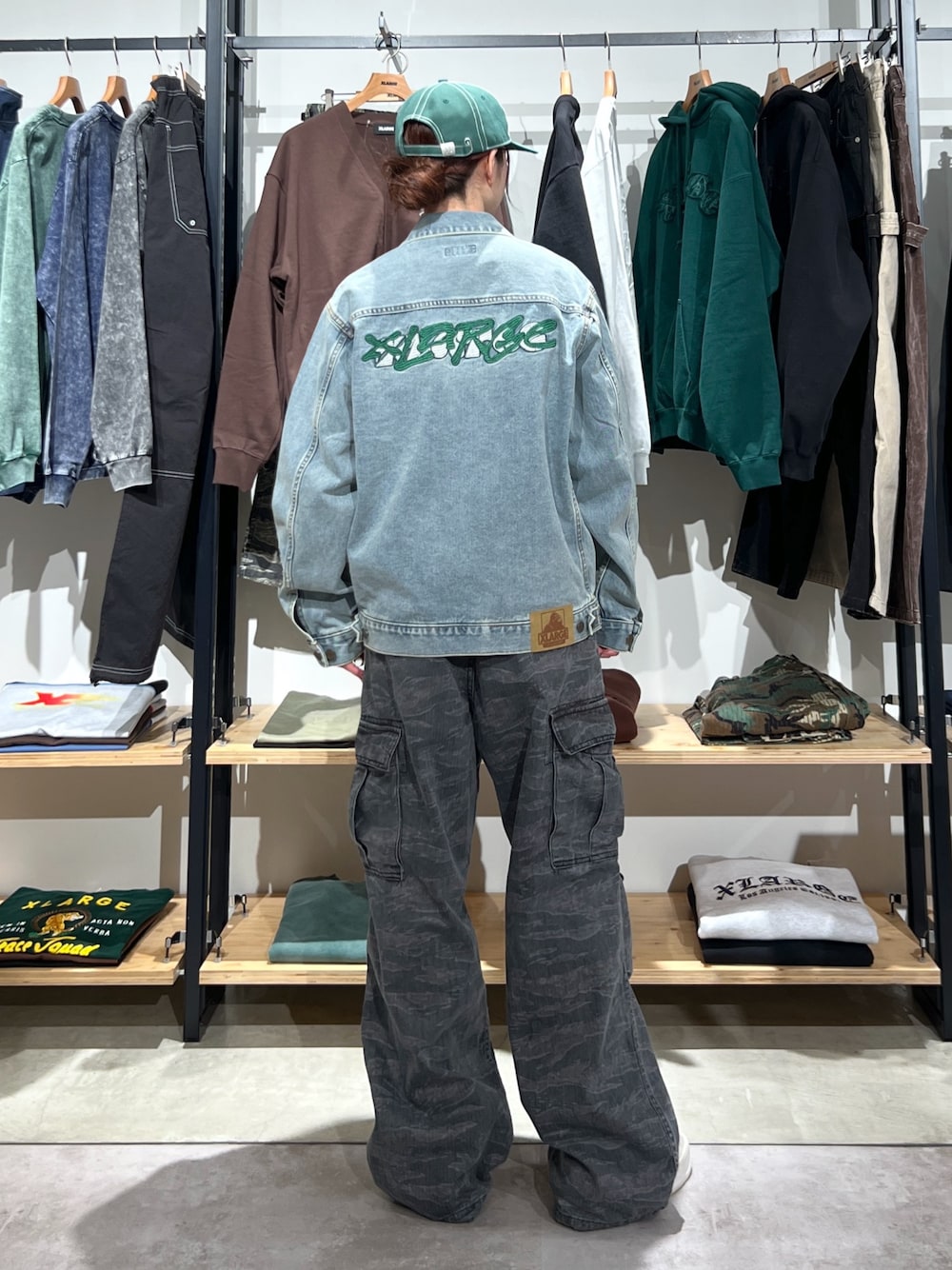 「春コーデ、ゆるコーデ、ジャケットスタイル、パンツスタイル、パンツ、デニム、デニムジャケット、ジャケット、Tシャツ、カーゴパンツ、キャップ、春、ラフ、ootd、outfit」｜「XLARGEのDAMAGED 6PANEL CAP（キャップ、グリーン系）」を使った、Hinakoさん（レディース・165cm）の春コーディネートの1枚目の写真