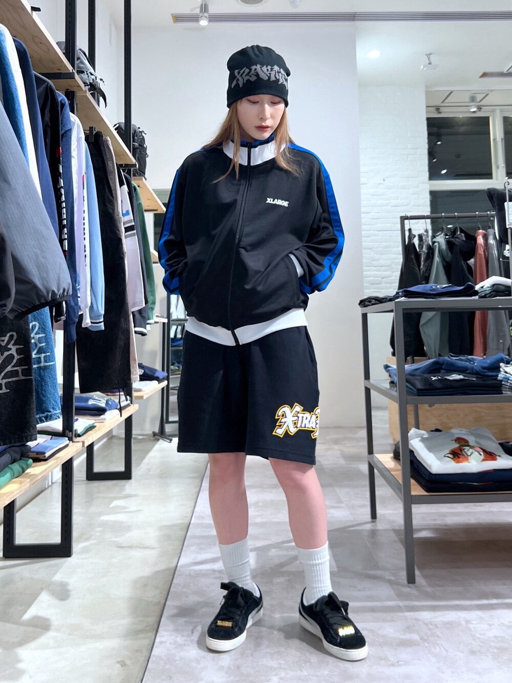 「ニット、アウター、ジャケット、トラックジャケット、ハーフパンツ、ショートパンツ、スウェット、スウェットパンツ」｜「XLARGEのGRAFFITI LOGO SINGLE BEANIE（ニットキャップ/ビーニー、ブラック系）」を使った、Hinakoさん（レディース・165cm）の春コーディネートの1枚目の写真