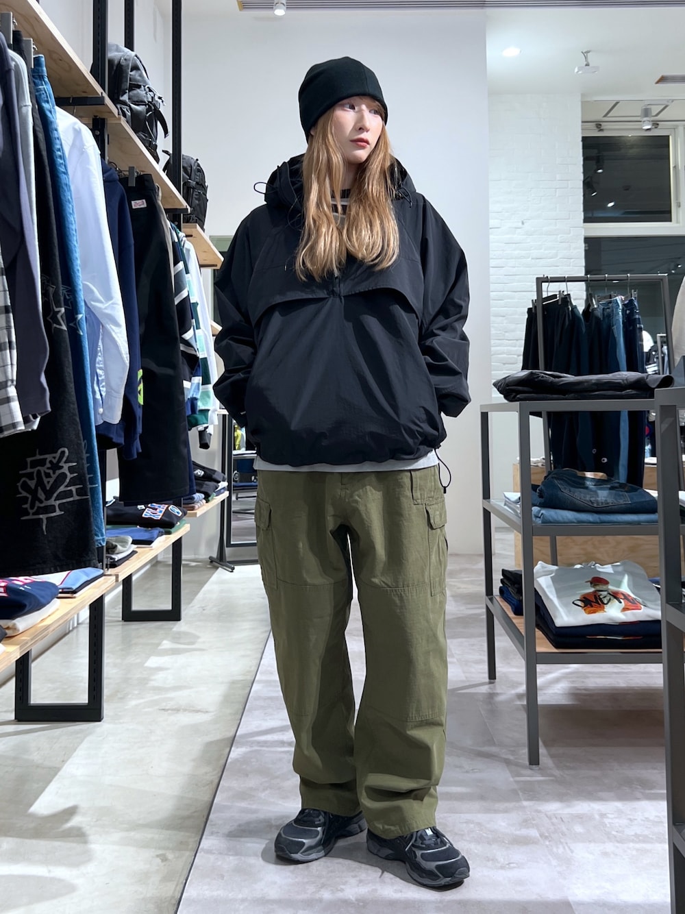 「ブラック、ニット、アウター、ジャケット、パンツスタイル、カーゴパンツ、Tシャツ、半袖シャツ」｜「XLARGEのGRAFFITI LOGO SINGLE BEANIE（ニットキャップ/ビーニー、ブラック系）」を使った、Hinakoさん（レディース・165cm）の春コーディネートの1枚目の写真