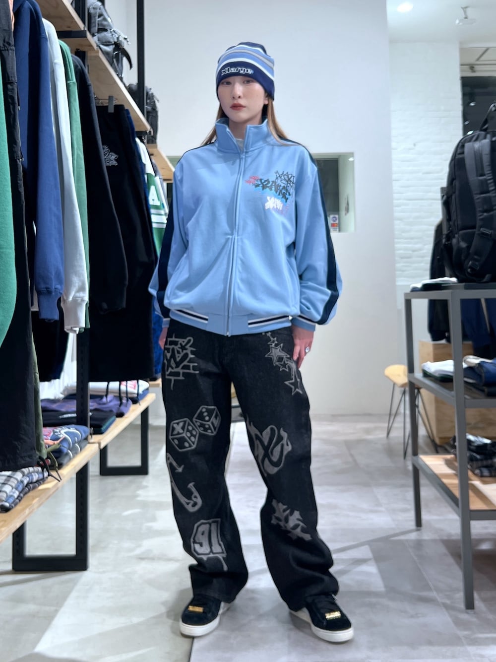 「ニット、アウター、ジャケット、カラーコーデ、デニムパンツ」｜「XLARGEのSCRATCH LOGO STRIPED SINGLE BEANIE（ニットキャップ/ビーニー、ブルー系）」を使った、Hinakoさん（レディース・165cm）の春コーディネートの1枚目の写真