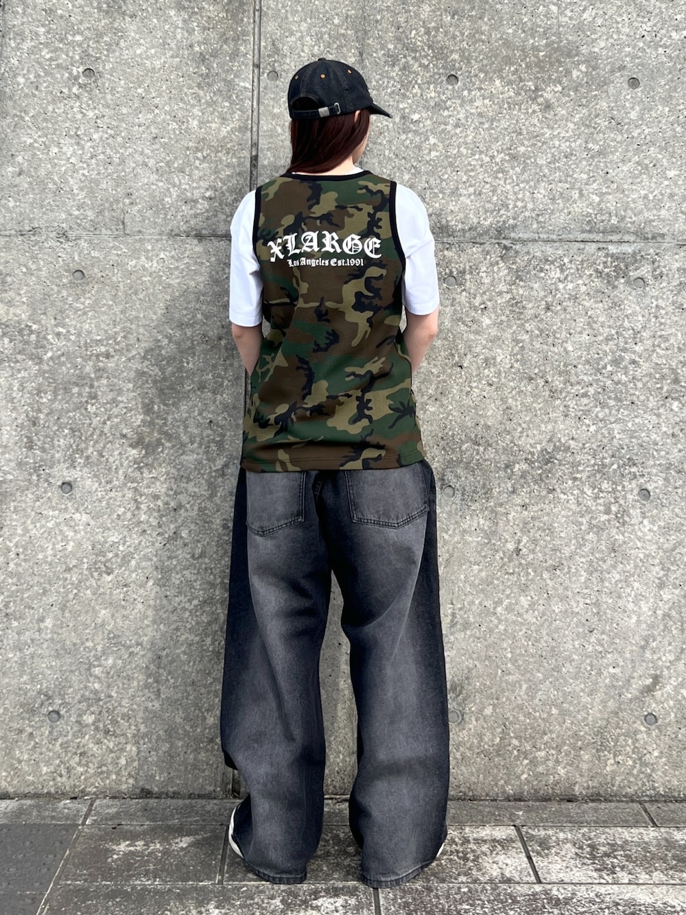 ホワイト系のTシャツ/カットソー、その他のTシャツ/カットソー、ブラック系のデニムパンツを着用したレディースの夏コーディネートの1枚目の写真