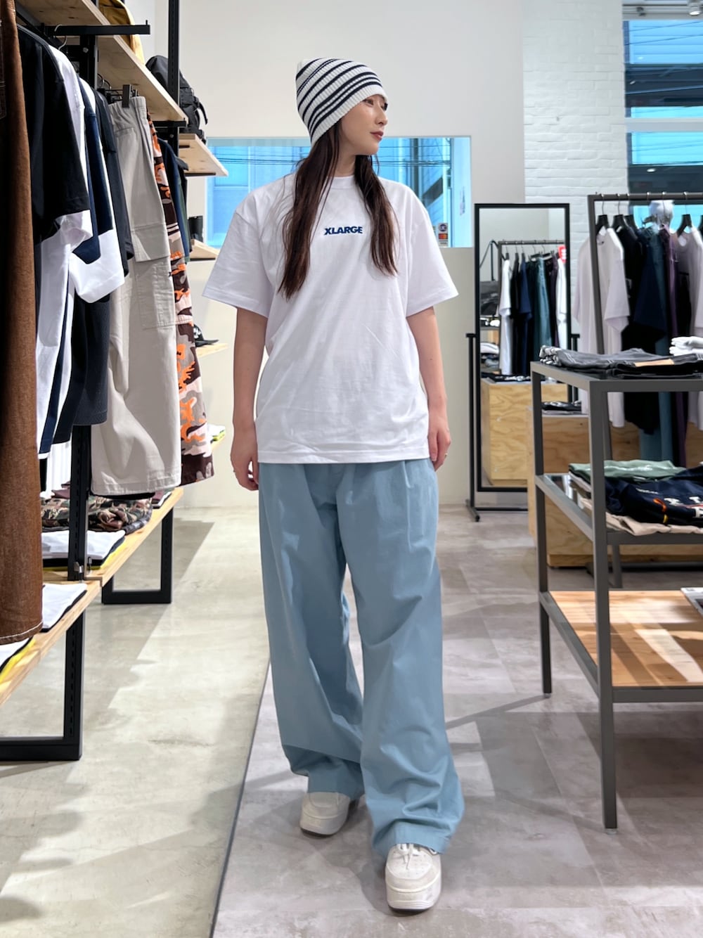 「ニット、サマーニット、Tシャツ、パンツスタイル、カラーパンツ、夏コーデ、ロゴT」｜「XLARGEのSTRIPED SUMMER BEANIE（ニットキャップ/ビーニー、ホワイト系）」を使った、Hinakoさん（レディース・165cm）の夏コーディネートの1枚目の写真