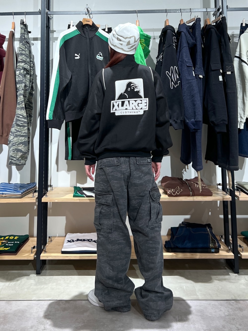 「今日のコーデ、春服コーデ、ラフコーデ、ブラック、トラックジャケット、ジャケット、カーゴパンツ、パンツスタイル、カラーコーデ、ootd、outfit、ラフ」｜「XLARGEのXL TAGGING SINGLE BEANIE（ニットキャップ/ビーニー、ホワイト系）」を使った、Hinakoさん（レディース・165cm）の冬コーディネートの1枚目の写真