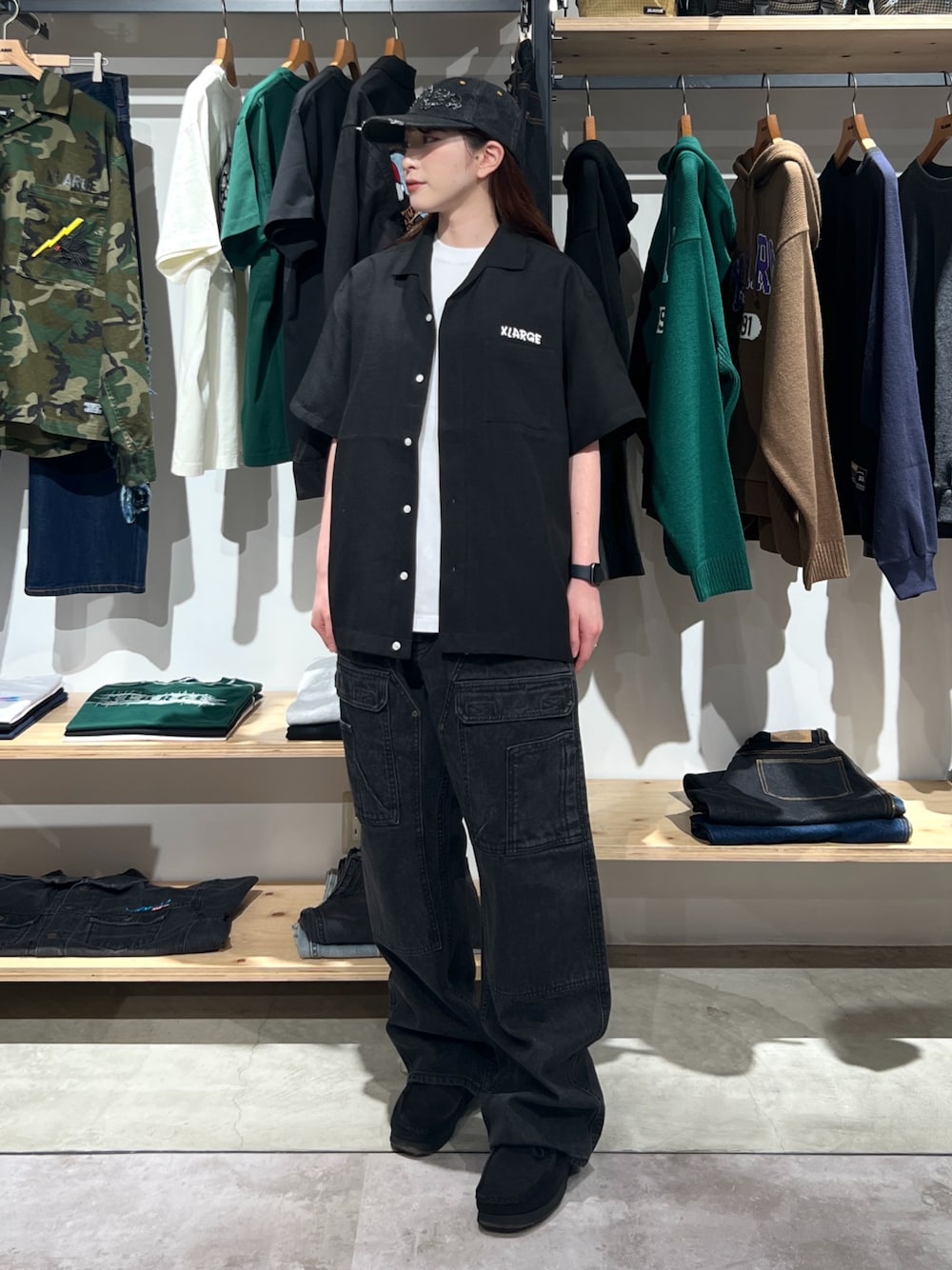 「最近のいい感じコーデ、ラフコーデ、キャップ、シャツ、シャツスタイル、パンツスタイル、パンツ、ブラック、ootd、outfit、夏コーデ、夏」｜「XLARGEのPATCHED DENIM CAP（キャップ、ブラック系）」を使った、Hinakoさん（レディース・165cm）の春コーディネートの1枚目の写真