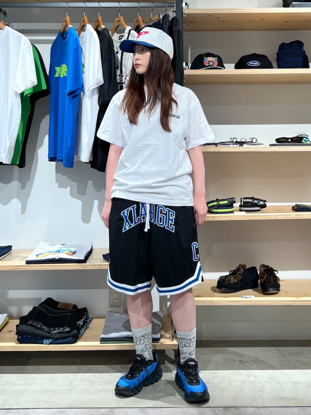 「夏コーデ、白Tシャツ、キャップ、Tシャツ、ブルー、ラフ、ootd、outfit、パンツ、パンツスタイル、ハーフパンツ、ショートパンツ」｜「XLARGEのCOMMUNITY SPIRIT SNAPBACK CAP（キャップ、ブルー系）」を使った、Hinakoさん（レディース・165cm）の夏コーディネートの1枚目の写真