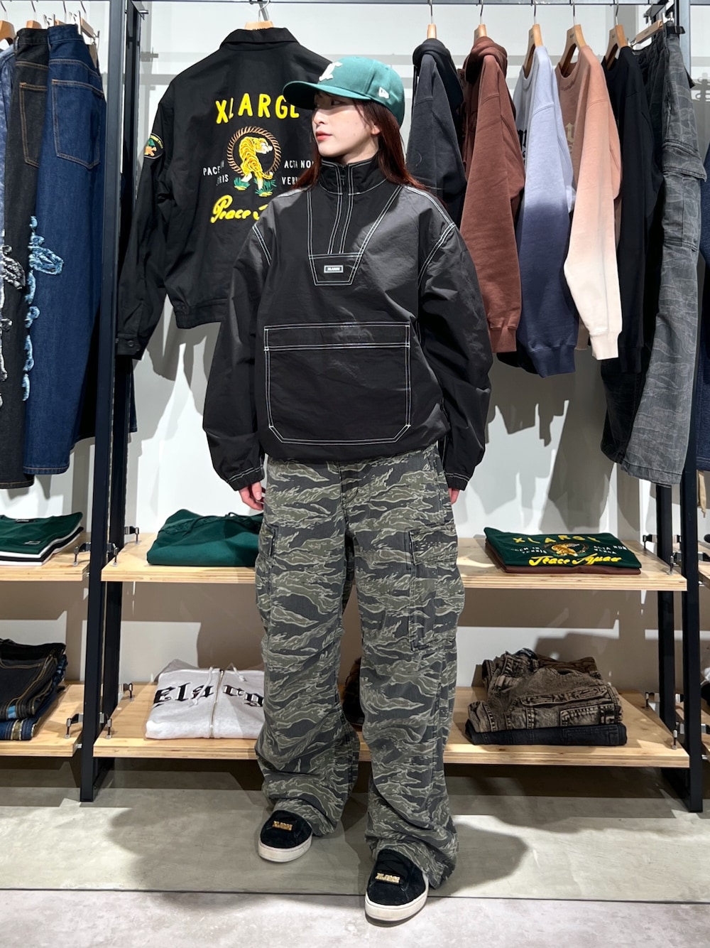 「今日のコーデ、パンツコーデ、アウター、ジャケット、キャップ、カーゴパンツ、パンツスタイル、カモフラ、ootd、outfit」｜「NEW ERAのXLARGE×NEW ERA OLD ENGLISH CAP（キャップ、グリーン系）」を使った、Hinakoさん（レディース・165cm）の春コーディネートの1枚目の写真