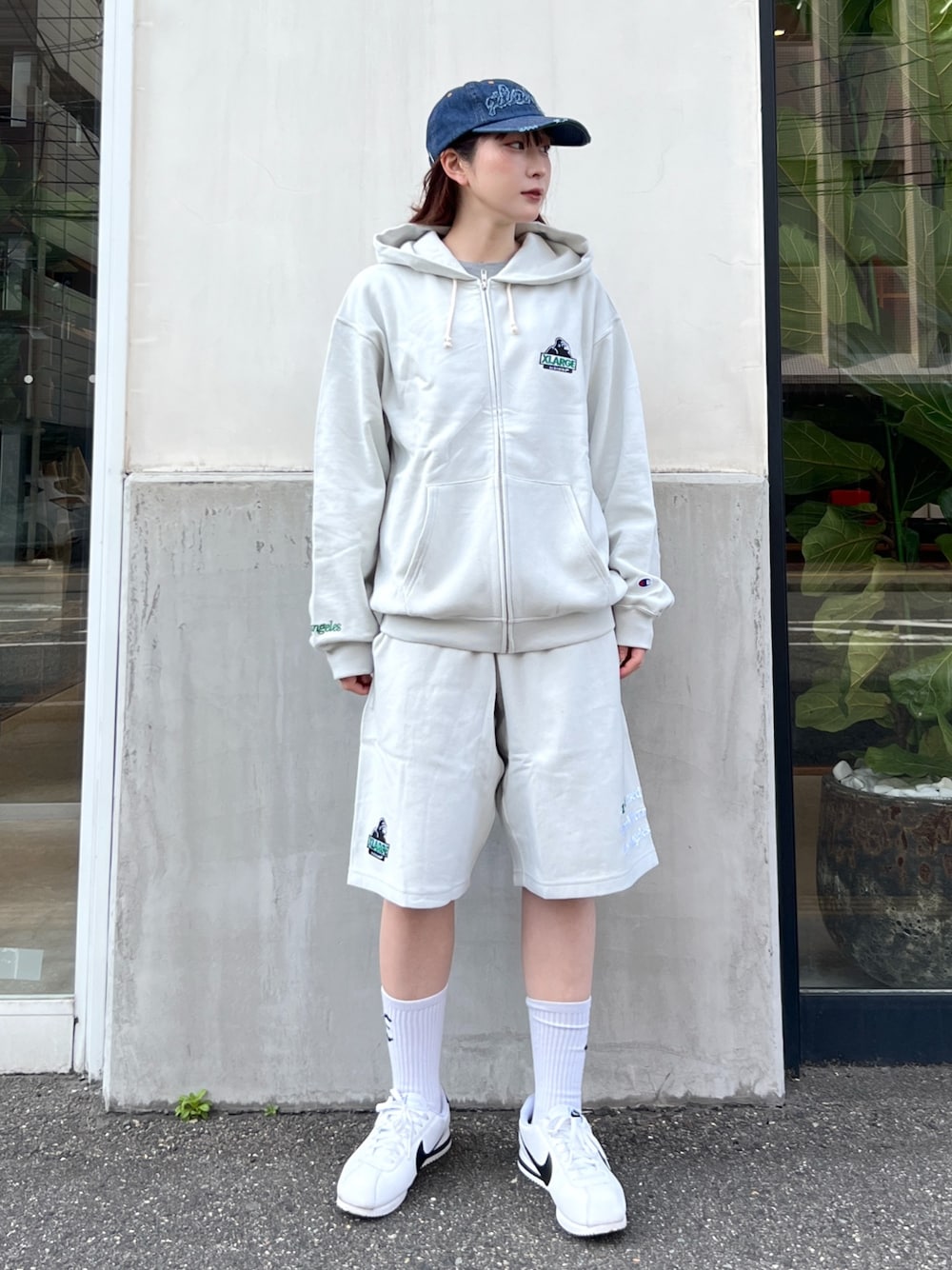 「今日のコーデ、ラクチンコーデ、パンツコーデ、春カラー、ootd、セットアップ、パーカー、スウェット、スウェットパンツ、ショートパンツ、キャップ、カラーコーデ、outfit」｜「XLARGEのPATCHED DENIM CAP（キャップ、ブルー系）」を使った、Hinakoさん（レディース・165cm）の春コーディネートの1枚目の写真