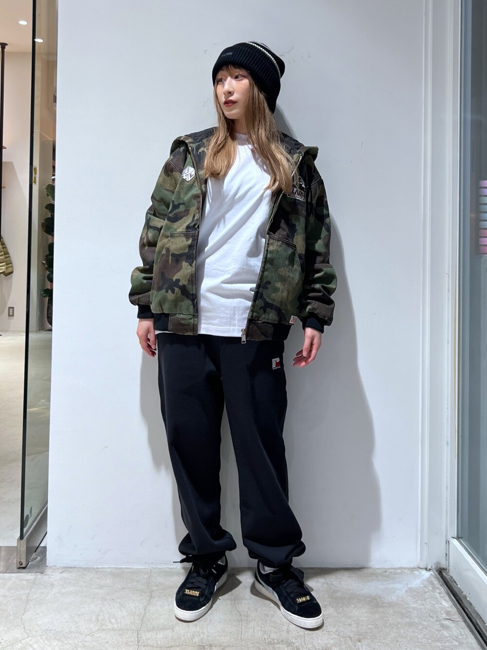 「ニット、ジャケット、アウター、Tシャツ、ロンT、パンツスタイル、スウェットパンツ、ラフ」｜「XLARGEのSTRIPED BEANIE（ニットキャップ/ビーニー、ブラック系）」を使った、Hinakoさん（レディース・165cm）の冬コーディネートの1枚目の写真