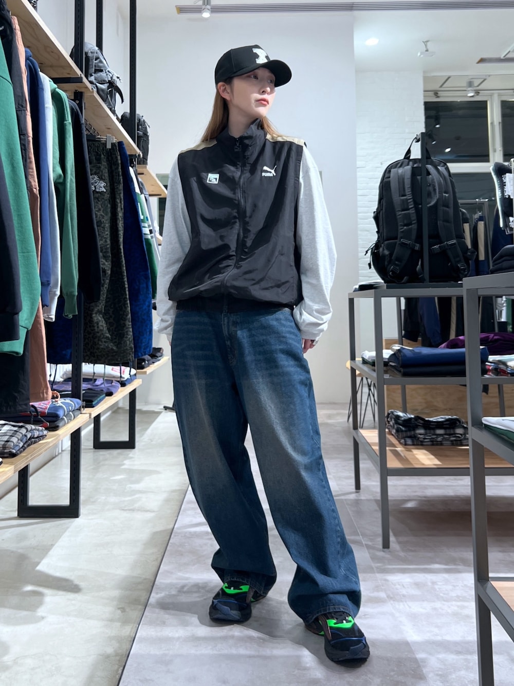 「キャップ、アウター、ジャケット、パンツスタイル、デニムパンツ、PUMA」｜「NEW ERAのXLARGE×NEWERA VARSITY CAP（キャップ、ブラック系）」を使った、Hinakoさん（レディース・165cm）の春コーディネートの1枚目の写真