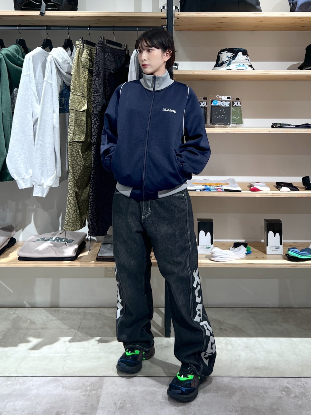 「ジャケット、トラックジャケット、パンツスタイル、デニム、デニムパンツ、秋コーデ」｜「XLARGEのOG TRACK JACKET（ブルゾン、ブルー系）」を使った、Hinakoさん（レディース・165cm）の秋コーディネートの1枚目の写真