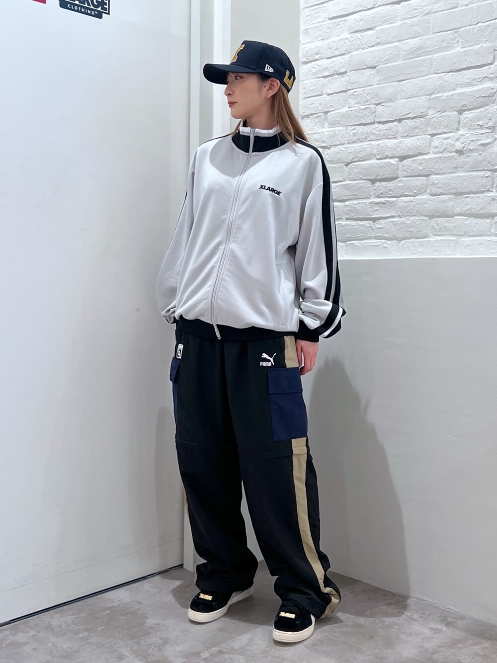 「キャップ、アウター、ジャケット、トラックジャケット、パンツスタイル、ナイロンパンツ、ラフ、ootd」｜「NEW ERAのXLARGE×NEWERA VARSITY CAP（キャップ、ブルー系）」を使った、Hinakoさん（レディース・165cm）の春コーディネートの1枚目の写真