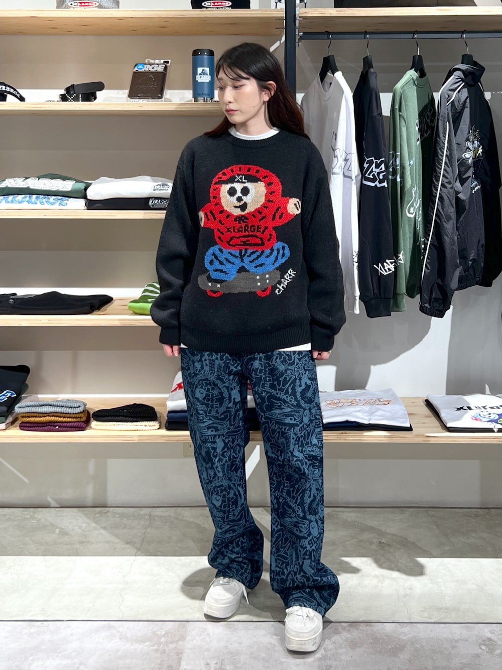 「ニット、パンツスタイル、デニム、デニムパンツ、カラーパンツ、カラーコーデ、秋コーデ、秋冬コーデ、ootd」｜「XLARGEのBOY CREWNECK KNIT（ニット/セーター、ブラック系）」を使った、Hinakoさん（レディース・165cm）の秋コーディネートの1枚目の写真