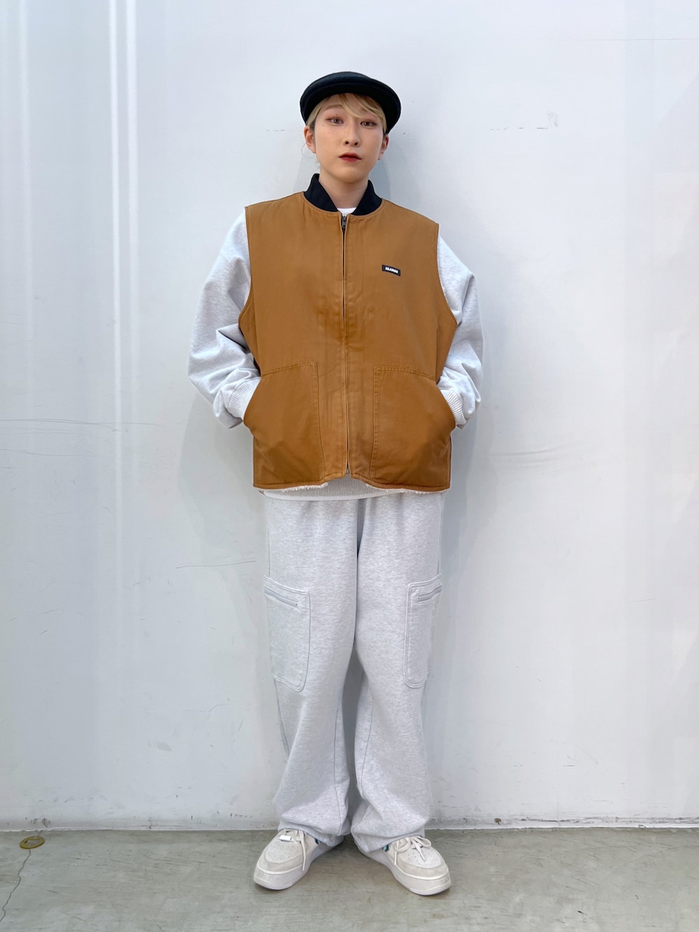 「スウェット、ベスト、ボア、ハンチング、パンツスタイル、スウェットパンツ、おしゃれさんと繋がりたい、今日のコーデ、ootd」｜「X-girlのHUNTING CAP（ハンチング/ベレー帽、ブラック系）」を使った、Hinakoさん（レディース・165cm）の冬コーディネートの1枚目の写真