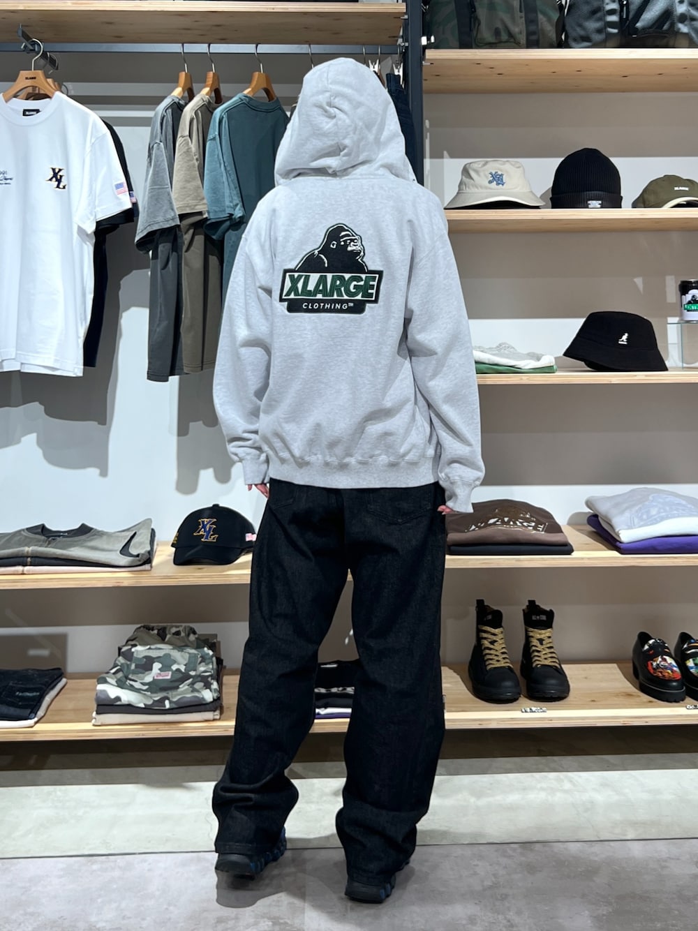 「ロゴT、パーカー、スウェット、キャップ、パンツスタイル、パンツ、デニム、デニムパンツ、ootd、outfit」｜「XLARGEのCURVED BRIM SMALL LOGO CAP（キャップ、ブラック系）」を使った、Hinakoさん（レディース・165cm）の夏コーディネートの1枚目の写真