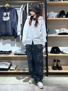 「アイテム（スウェットパンツ）」を使った、Hinakoさん（レディース・165cm）の夏コーディネート