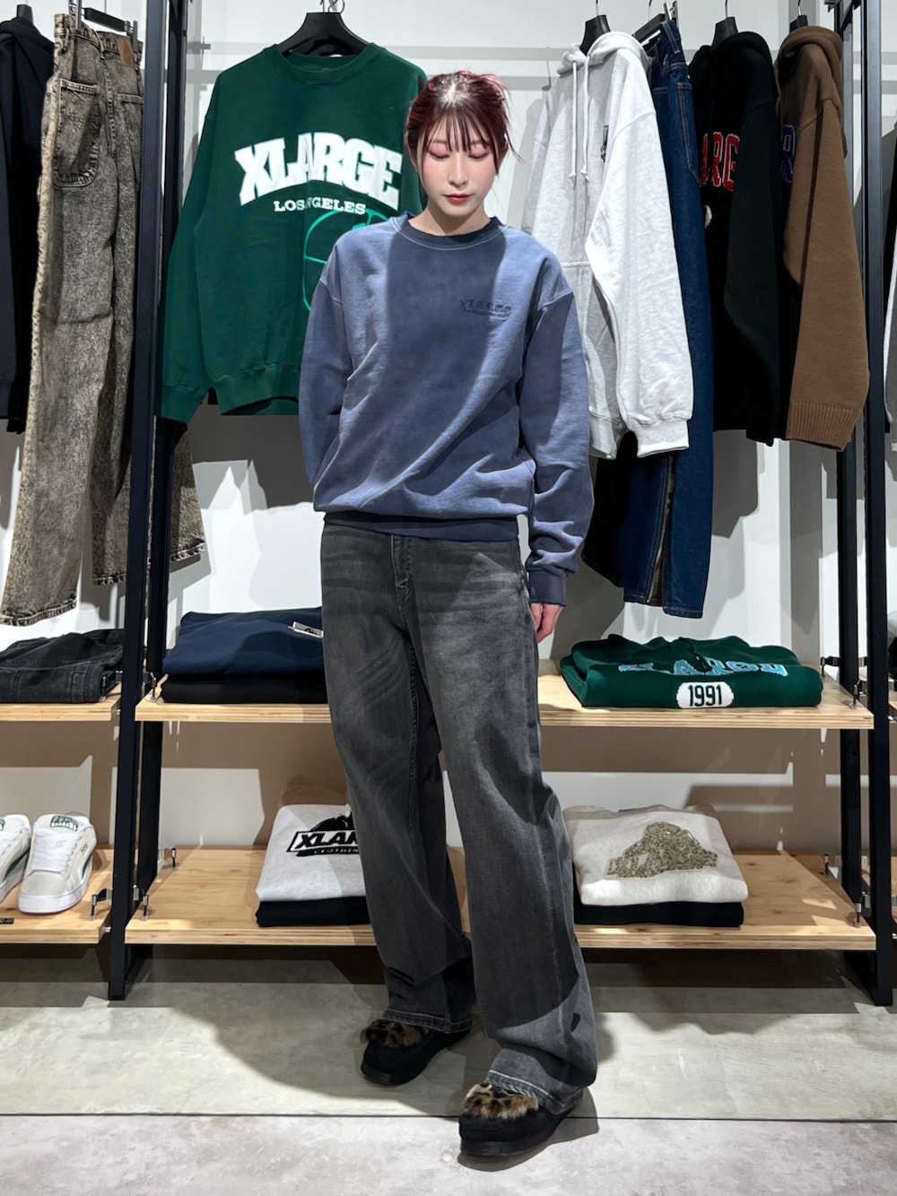「パンツコーデ、ootd、スウェット、パンツスタイル、パンツ、デニム、デニムパンツ、ストリート、ラフ、トレーナー、シンプル」｜「XLARGEのOLD ENGLISH BLEACHED CREWNECK SWEATSHIRT（スウェット、ブルー系）」を使った、Hinakoさん（レディース・165cm）の冬コーディネートの1枚目の写真
