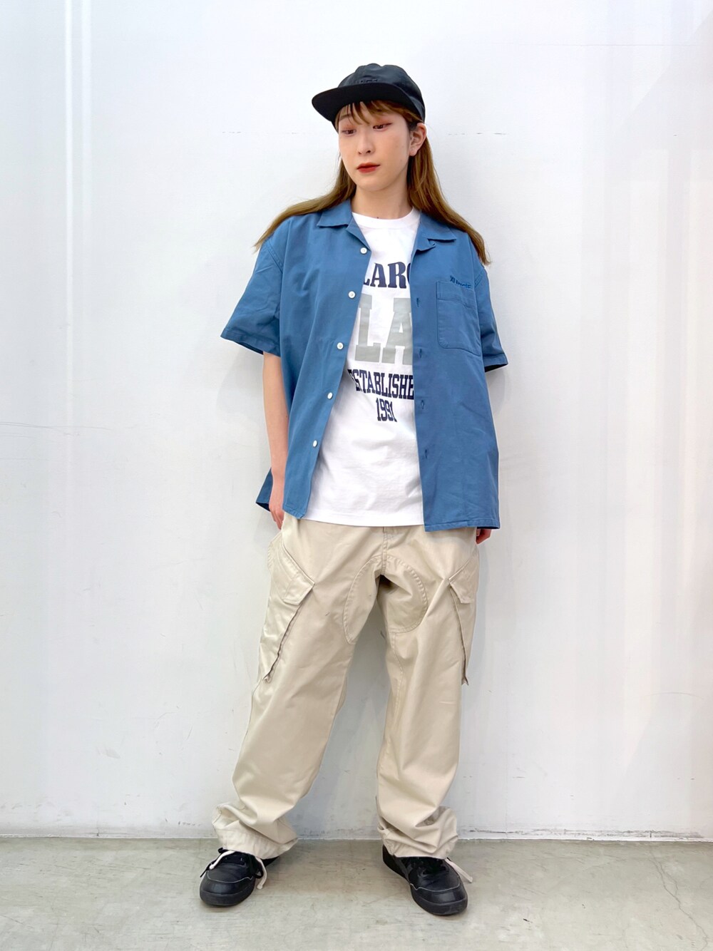 ブルー系のシャツ/ブラウス、ホワイト系のTシャツ/カットソー、ベージュ系のその他パンツを着用したレディースの春コーディネートの1枚目の写真