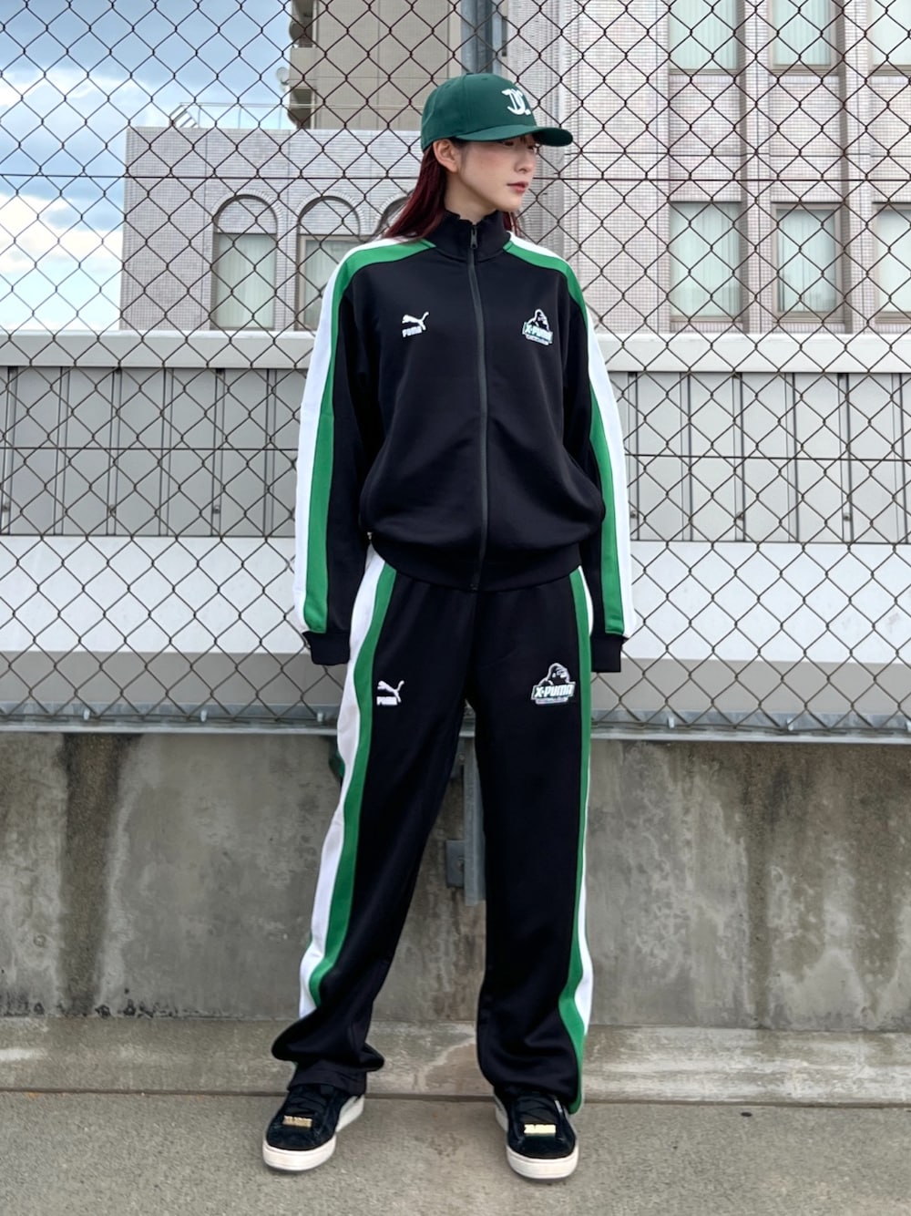 「キャップ、ジャケット、トラックジャケット、トラックパンツ、パンツスタイル、パンツ、パンツコーデ、ラフコーデ、今日のコーデ、ootd、セットアップ」｜「NEW ERAのXLARGE×NEW ERA OLD ENGLISH CAP（キャップ、グリーン系）」を使った、Hinakoさん（レディース・165cm）の冬コーディネートの1枚目の写真